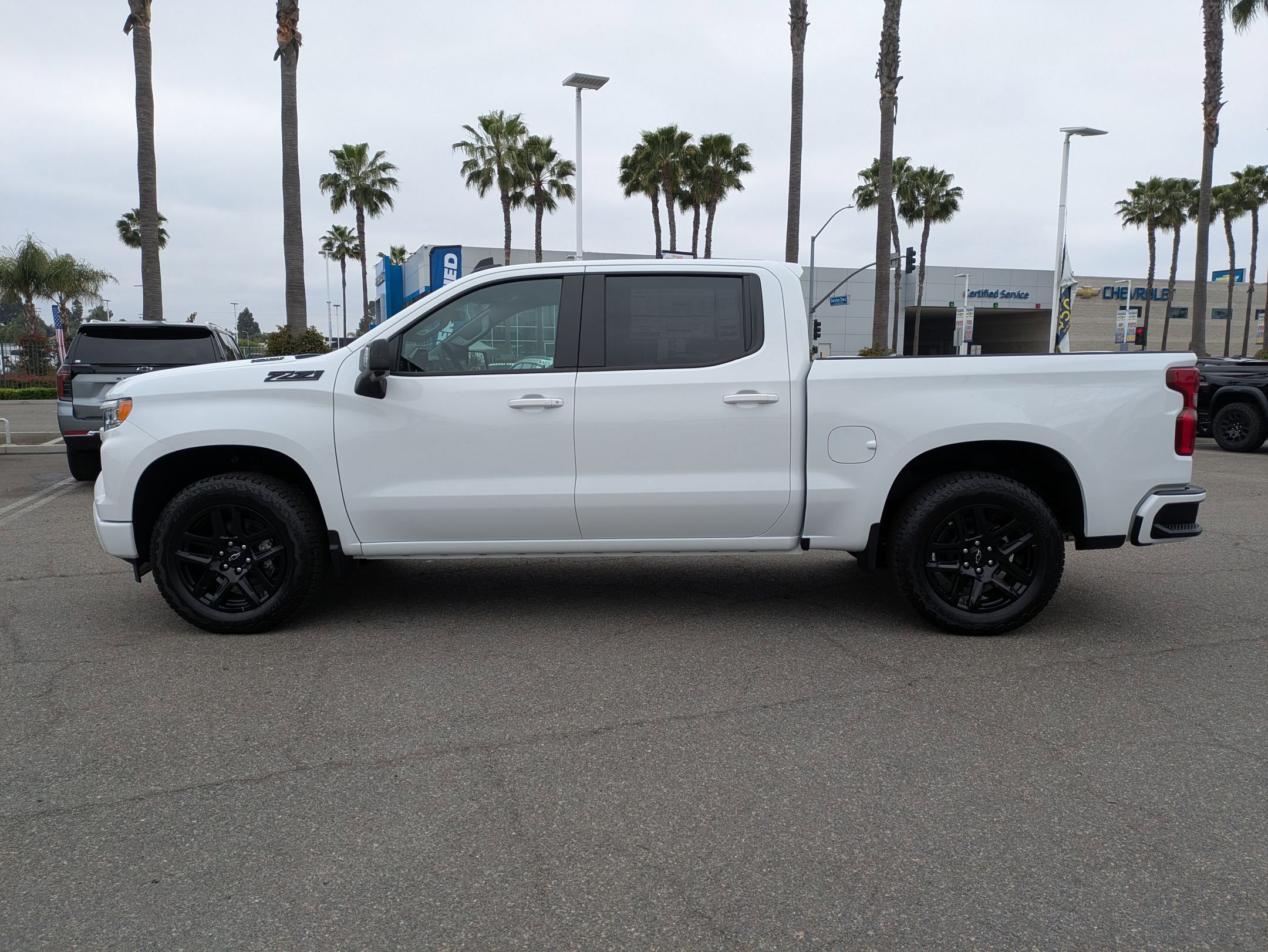 2025 Chevrolet Silverado 1500 RST photo 2
