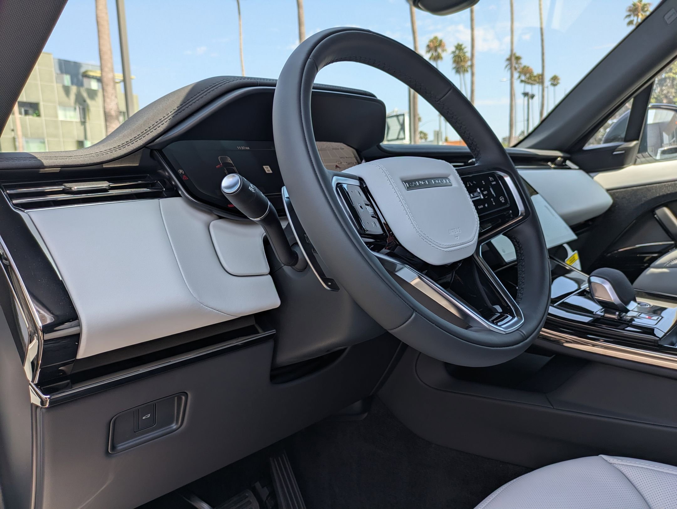 2025 Land Rover Range Rover Sport SE photo 3