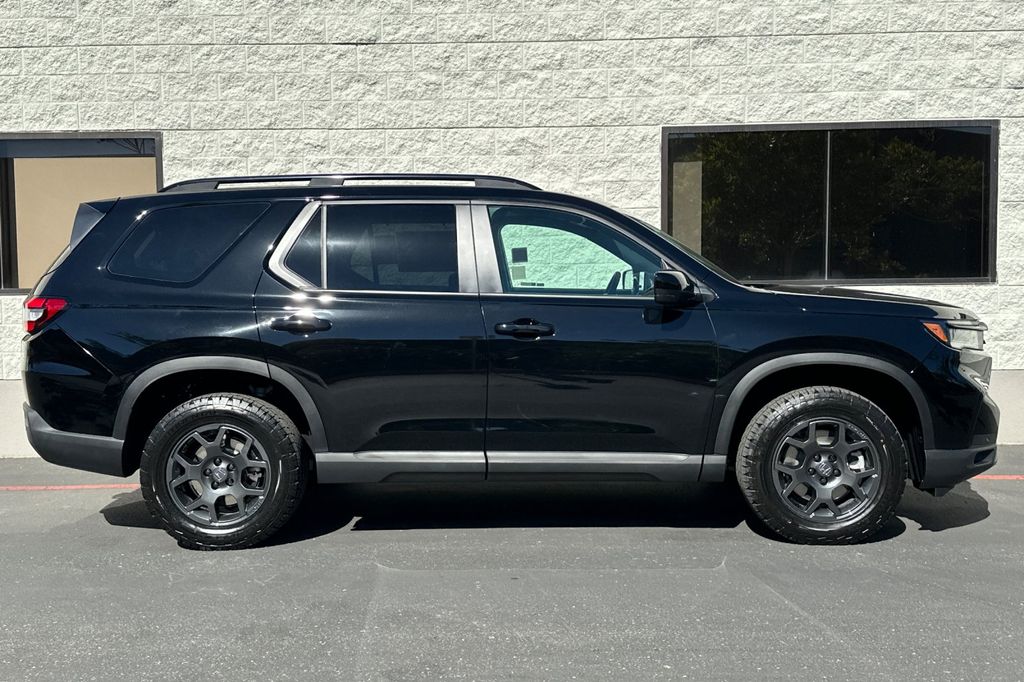 2025 Honda Pilot TrailSport photo 3