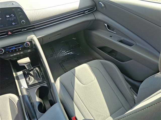 2022 Hyundai Elantra SEL photo 16