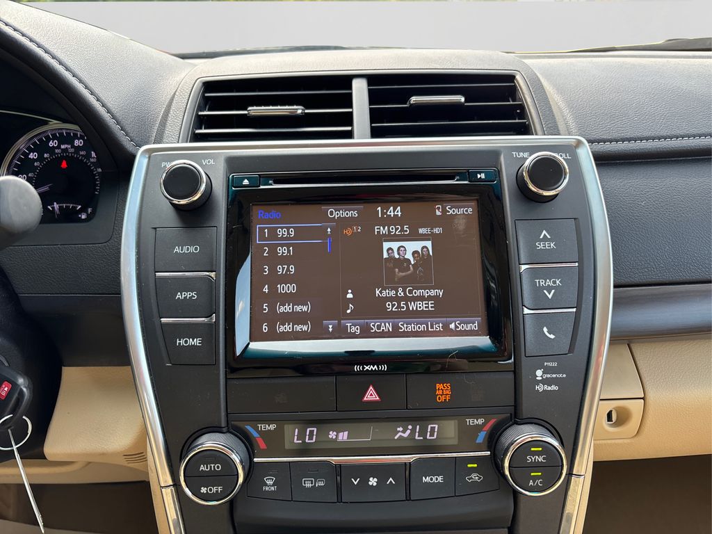 2016 Toyota Camry XLE photo 13