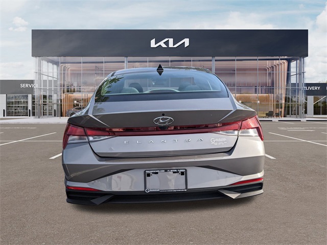 2023 Hyundai Elantra SEL photo 3
