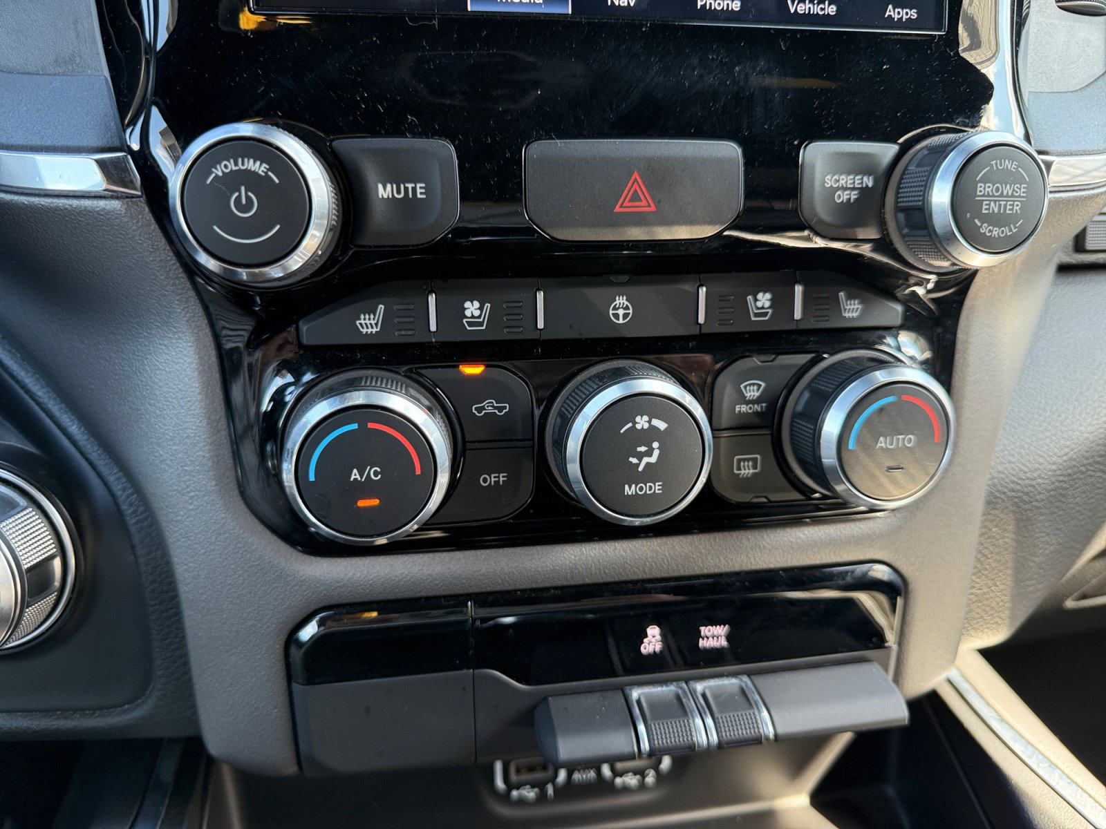 2024 Ram 1500 Laramie photo 16