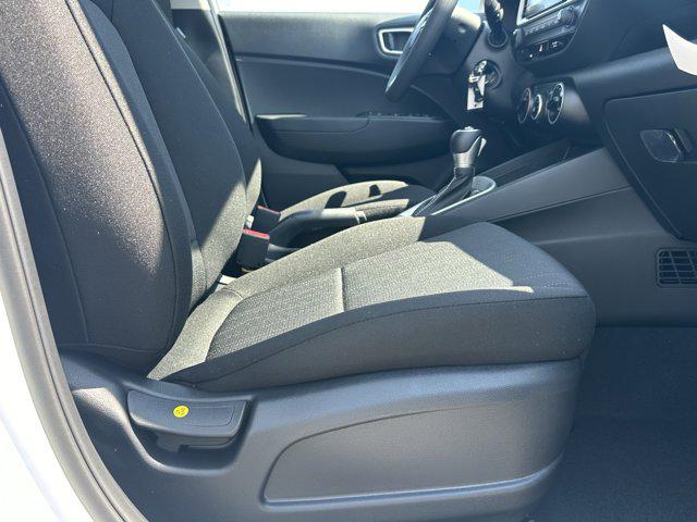 2025 Hyundai Venue SE photo 3