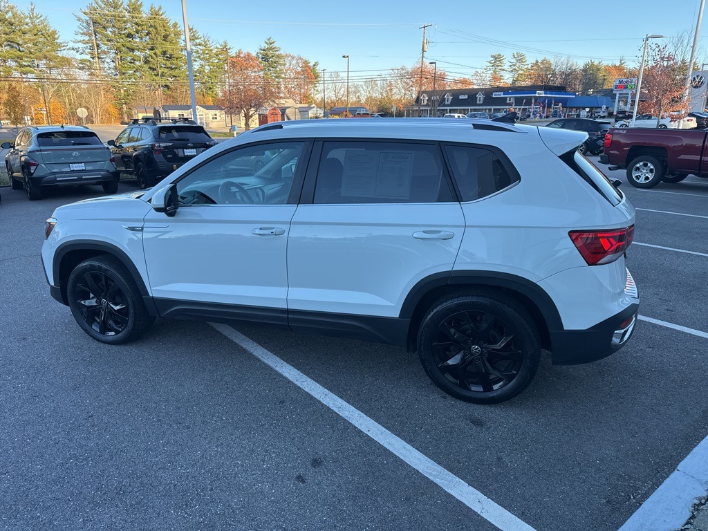 2022 Volkswagen Taos SE photo 2