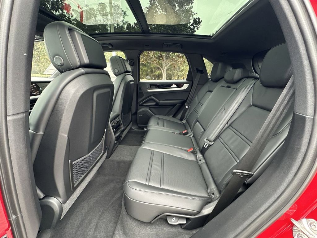 2025 Porsche Cayenne Base photo 26