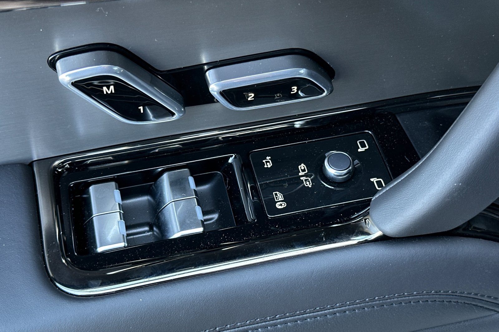 2025 Land Rover Range Rover Sport SE photo 12