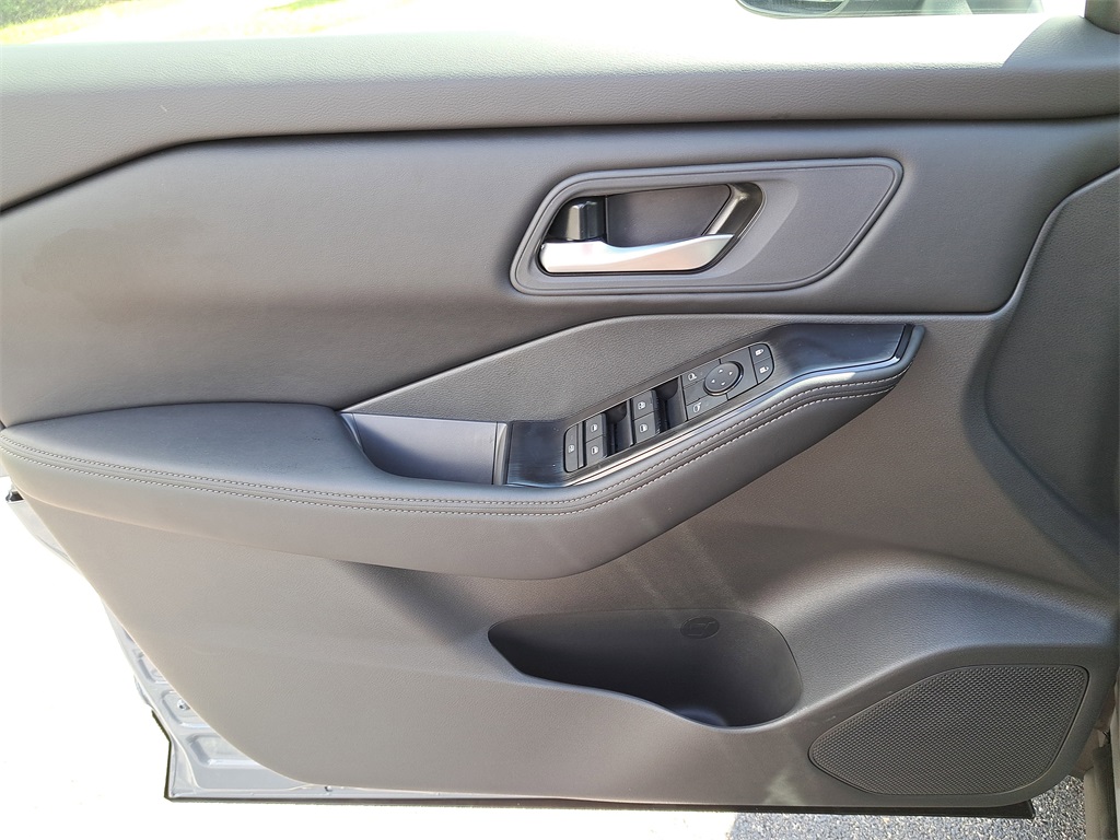2026 Nissan Rogue SV photo 21