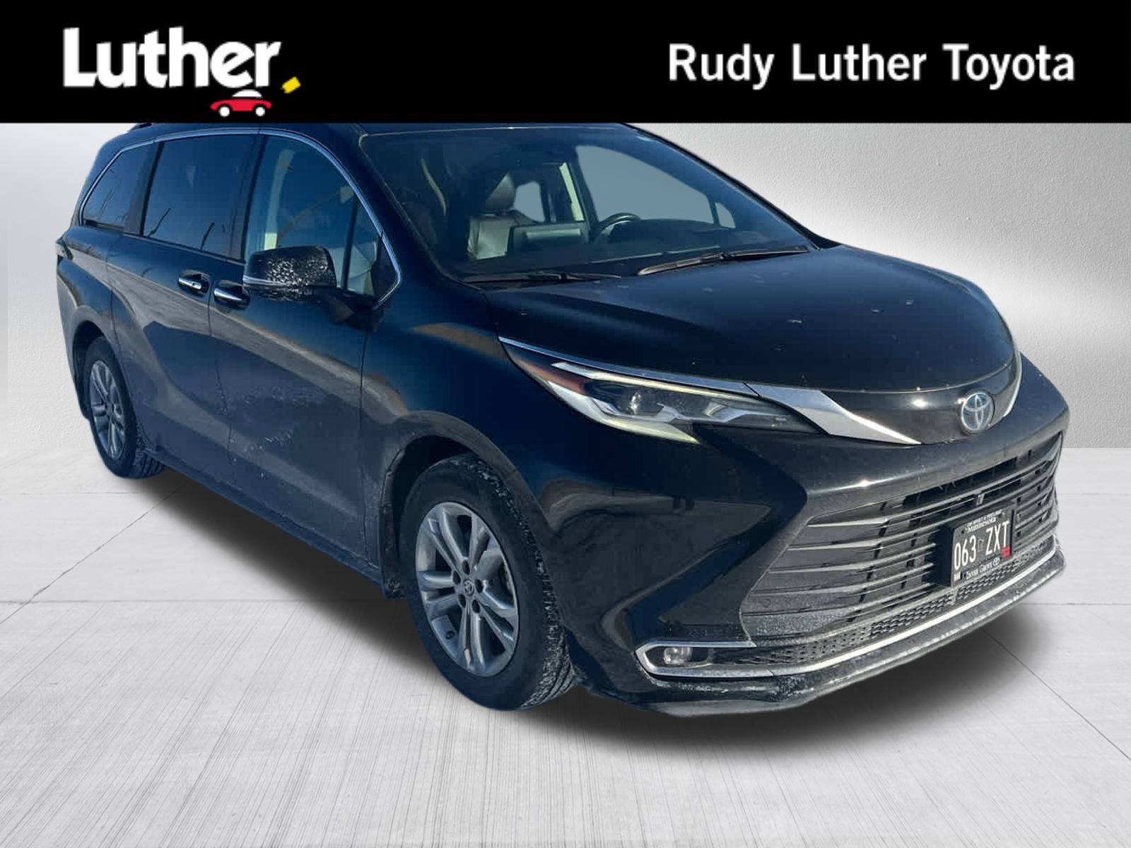 2023 Toyota Sienna Platinum's photo