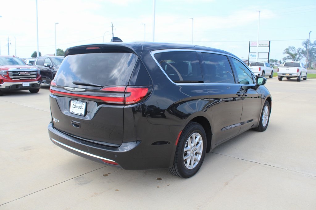 2023 Chrysler Pacifica Touring L photo 3