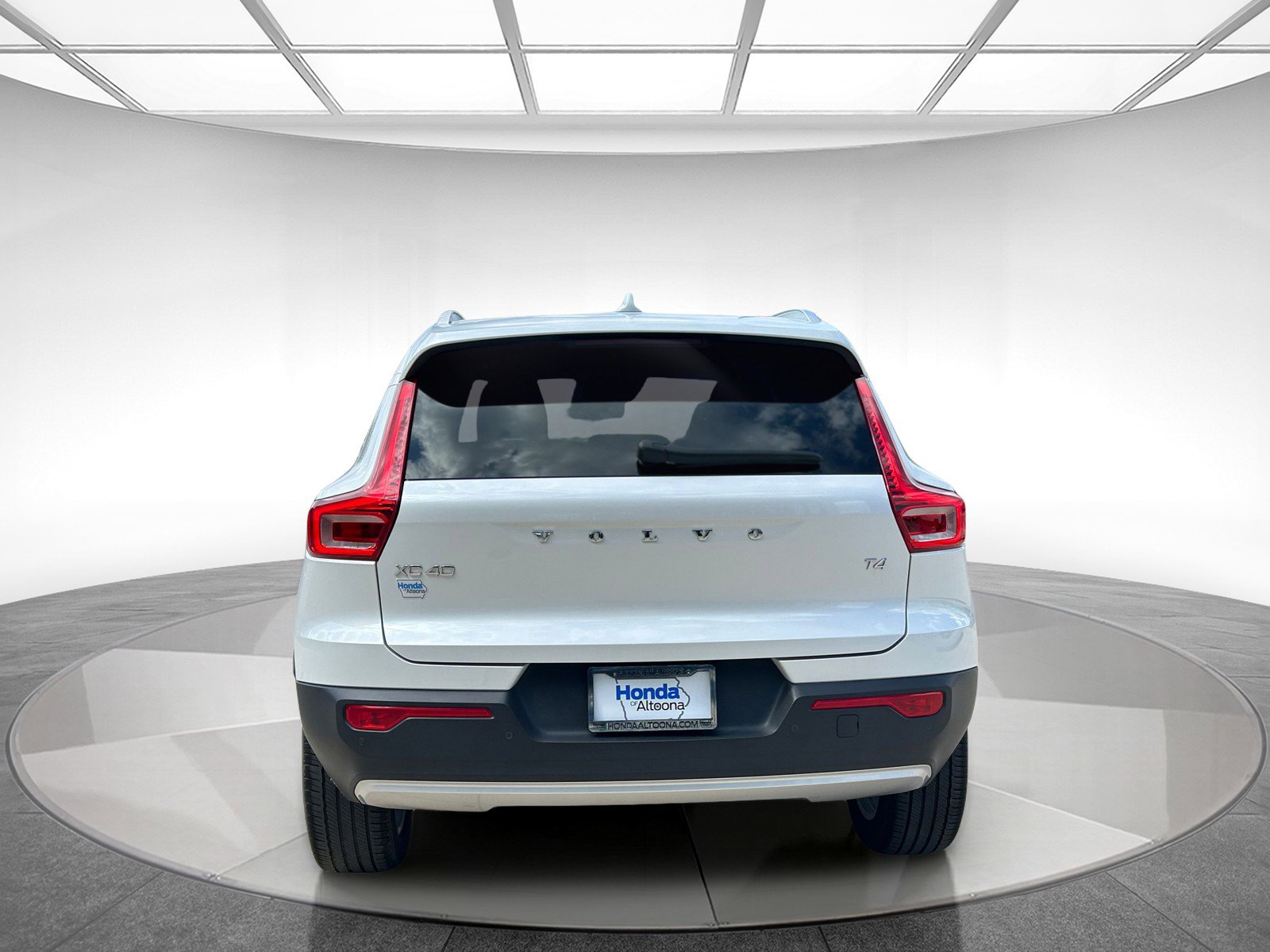 2022 Volvo XC40 Momentum photo 2