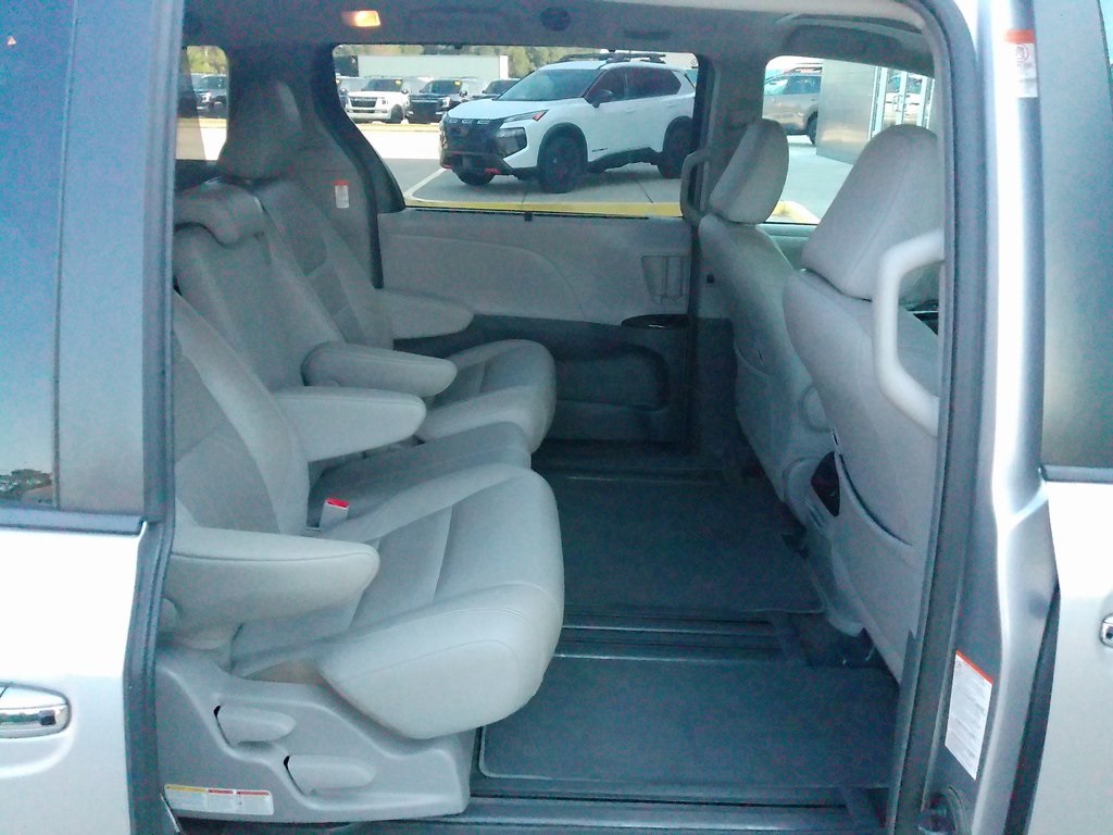 2018 Toyota Sienna XLE photo 14