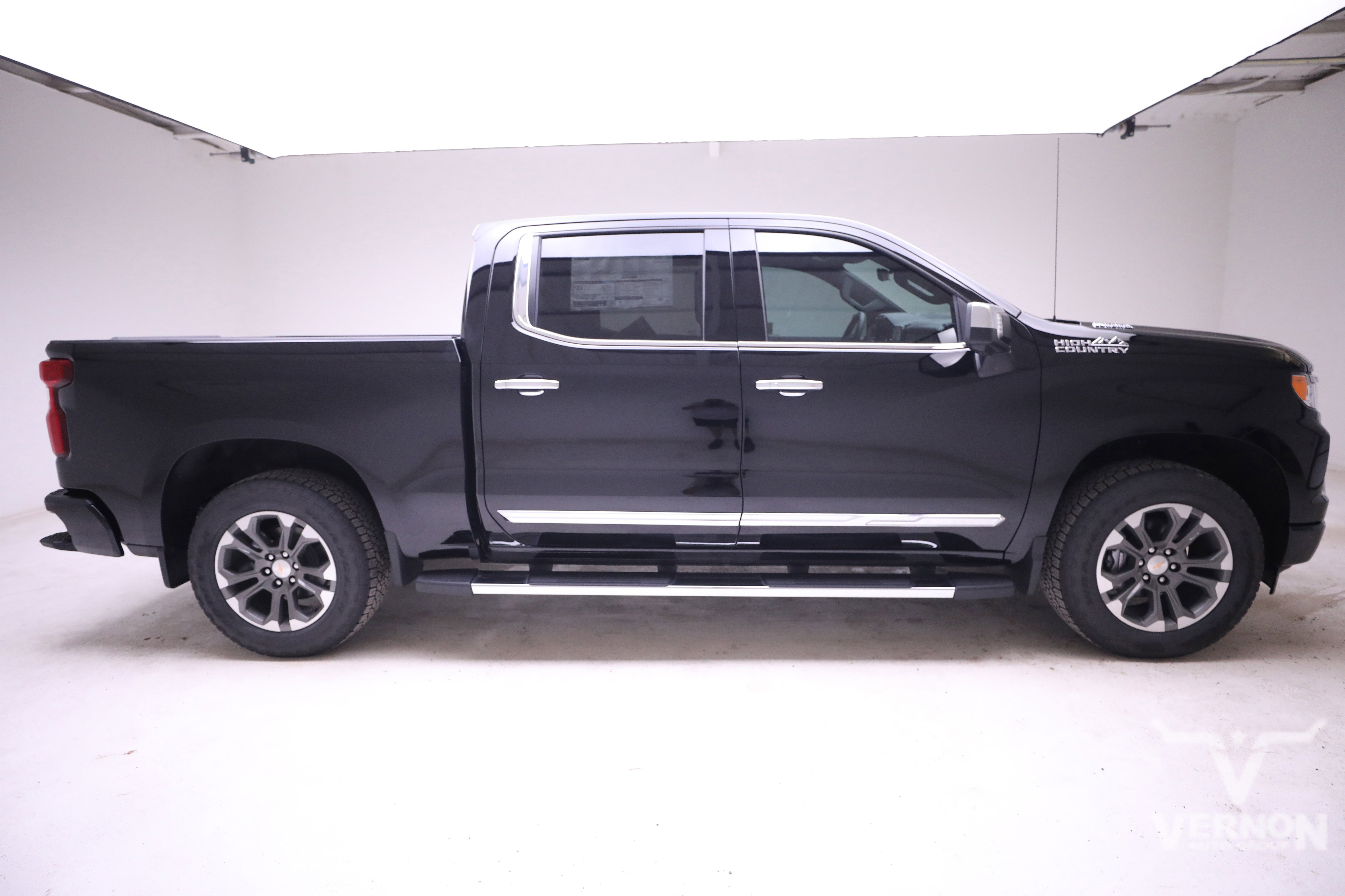 2025 Chevrolet Silverado 1500 High Country photo 2