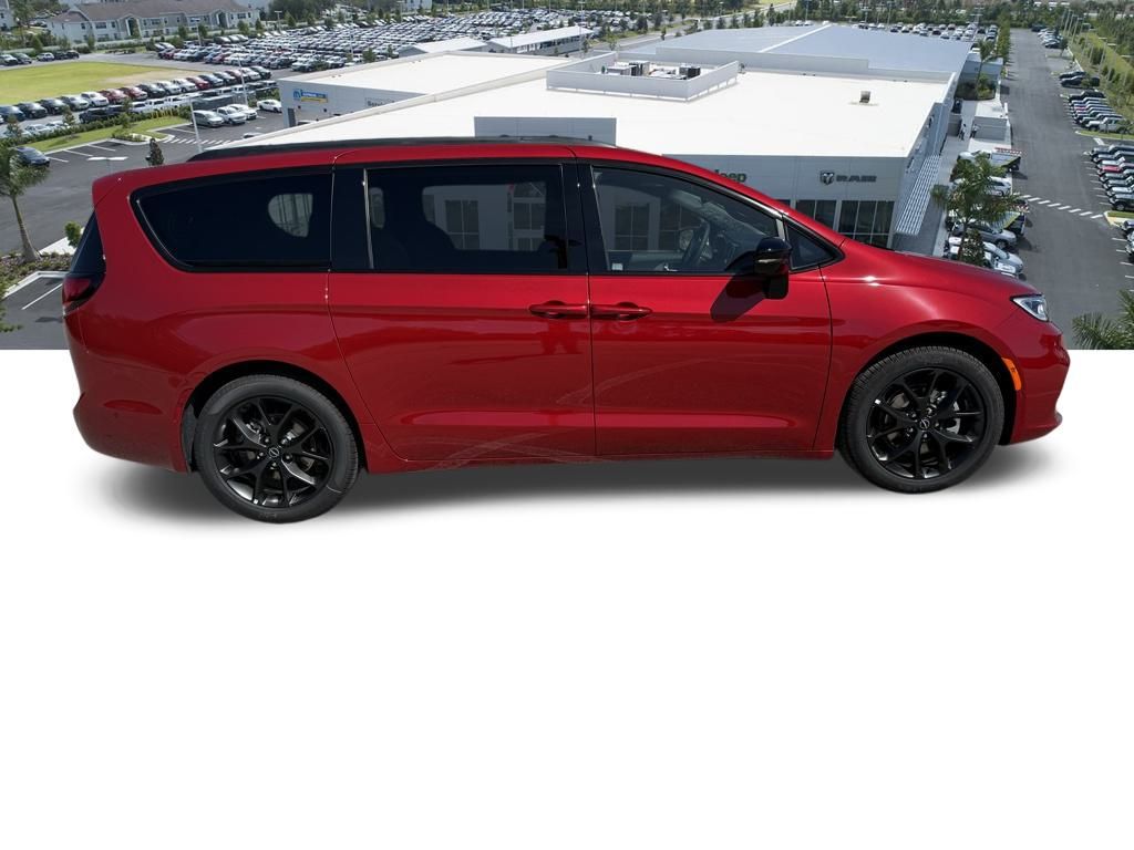 2025 Chrysler Pacifica Limited photo 3