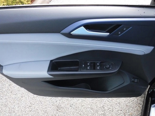2024 Volkswagen Taos SE photo 8