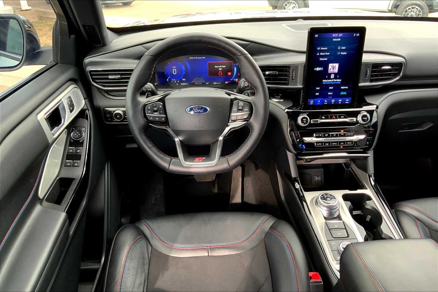 2023 Ford Explorer ST photo 2
