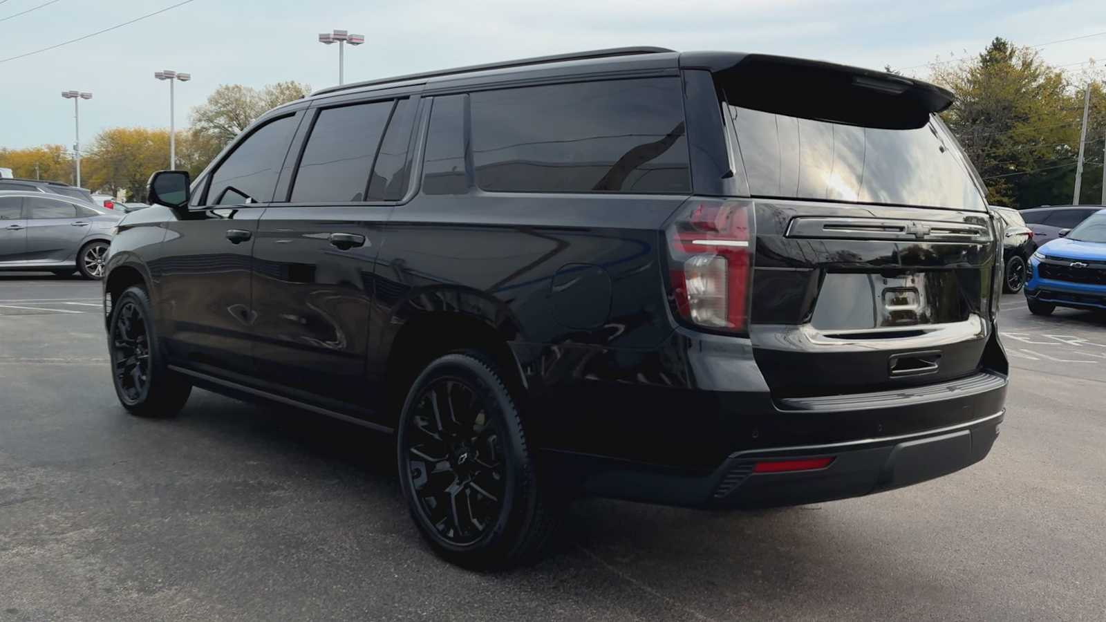 2023 Chevrolet Suburban High Country photo 3