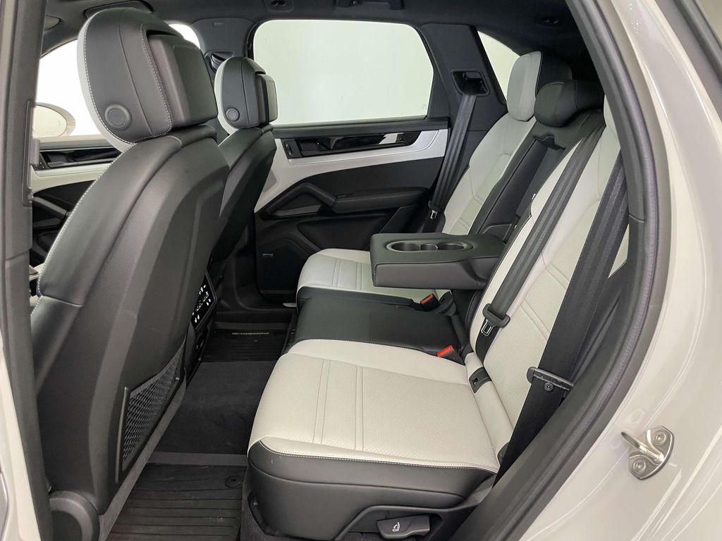 2024 Porsche Cayenne S photo 19