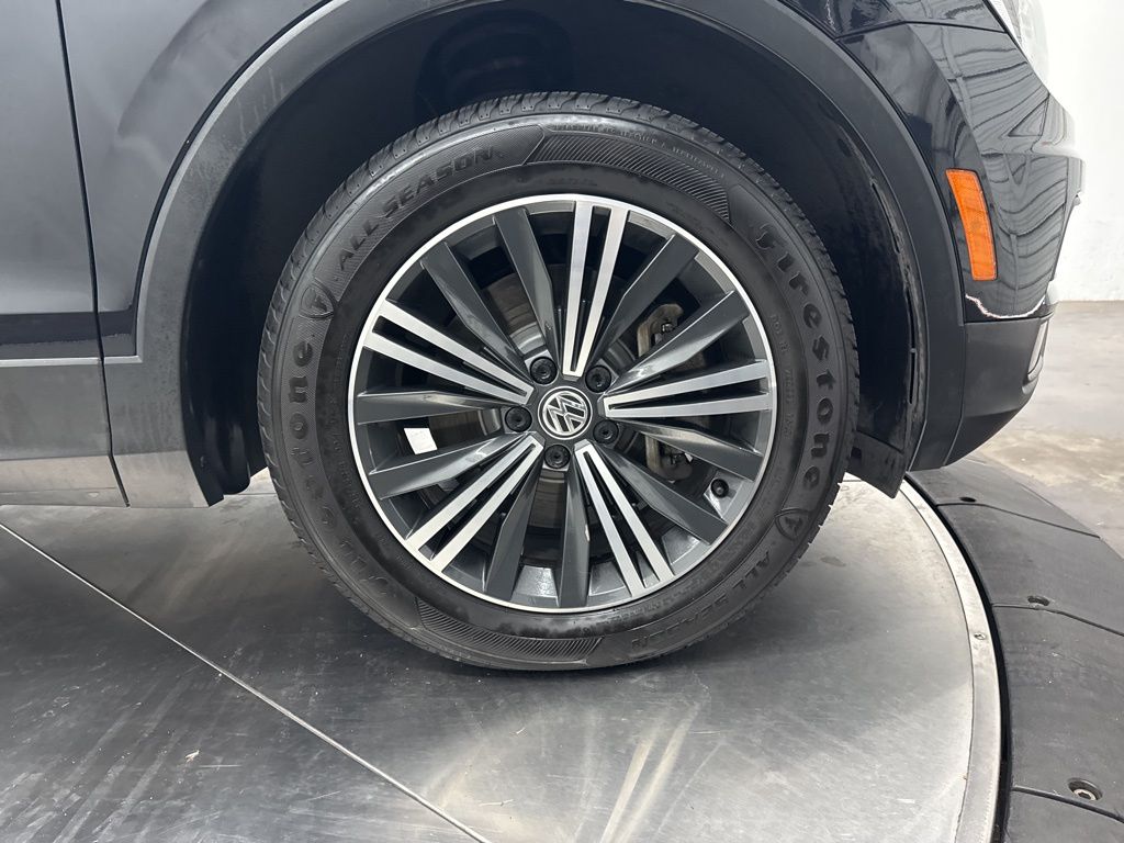 2019 Volkswagen Tiguan SEL R-Line photo 7