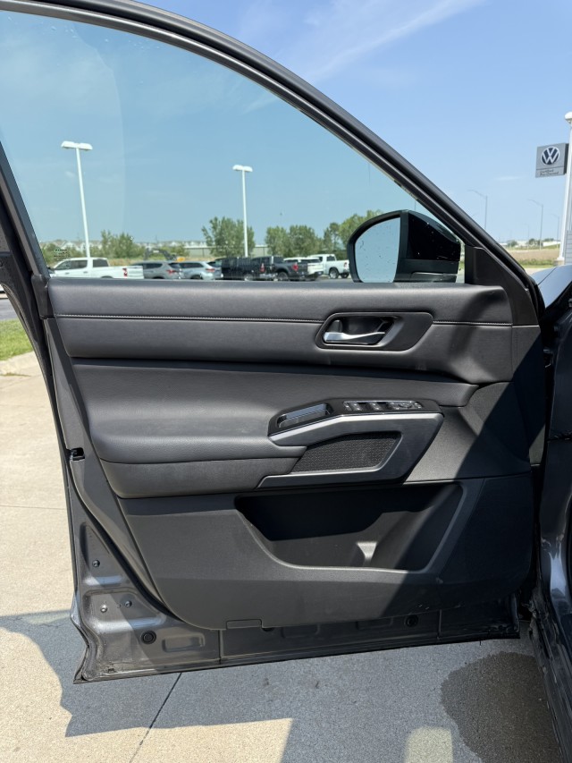 2024 Nissan Pathfinder SL photo 9