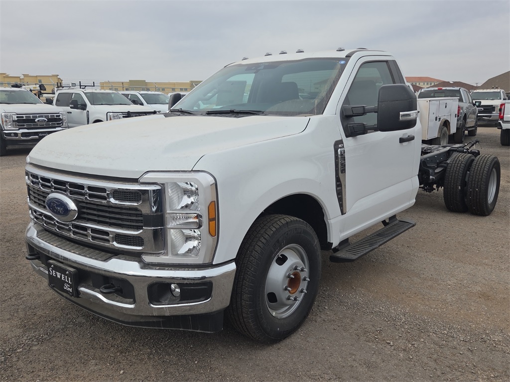 2026 Ford F-350 Super Duty Chassis Cab XLT's photo