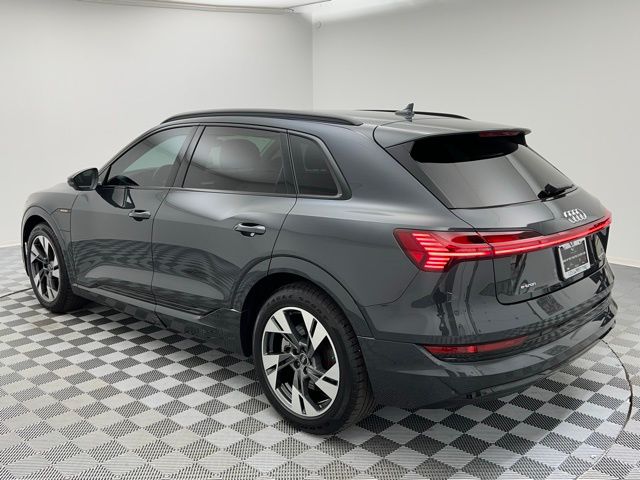 2022 Audi e-tron Premium photo 9