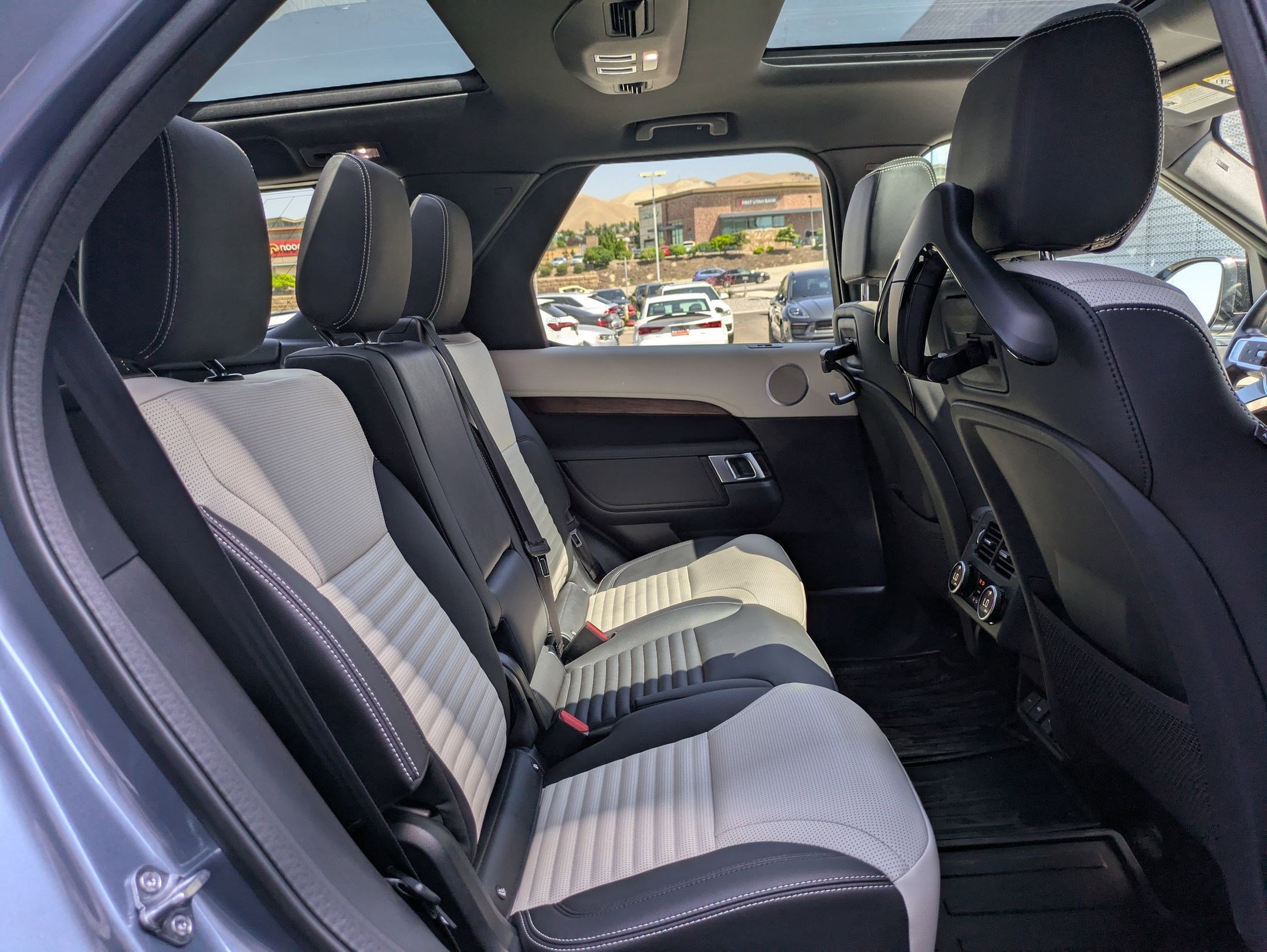 2023 Land Rover Discovery P300 S S R-Dynamic photo 24