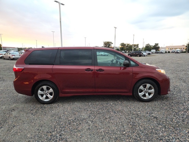 2020 Toyota Sienna L photo 6