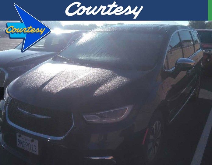 2023 Chrysler Pacifica Hybrid Limited's photo