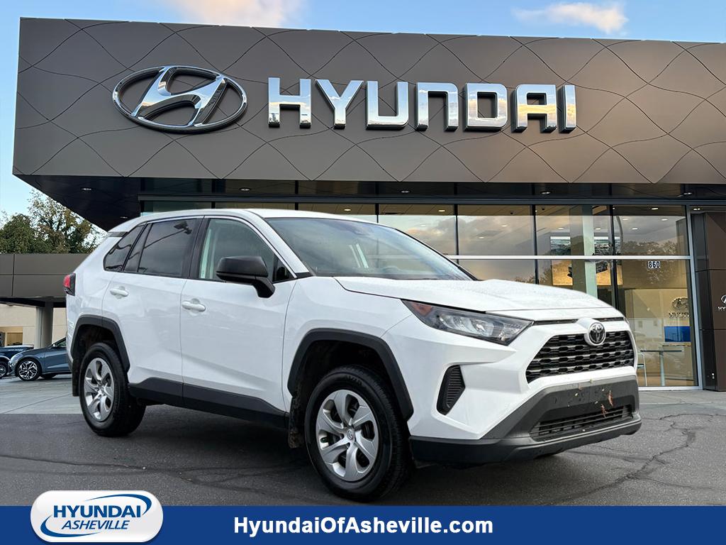2022 Toyota RAV4 LE's photo