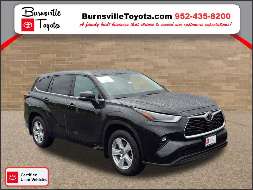 2022 Toyota Highlander LE's photo