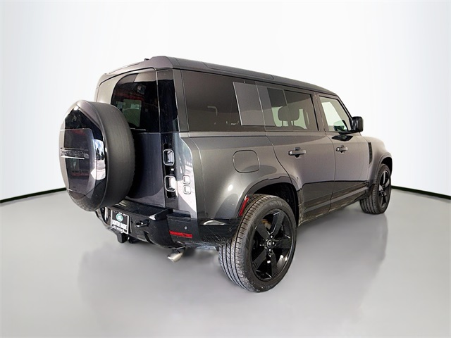 2025 Land Rover Defender 110 V8 photo 3