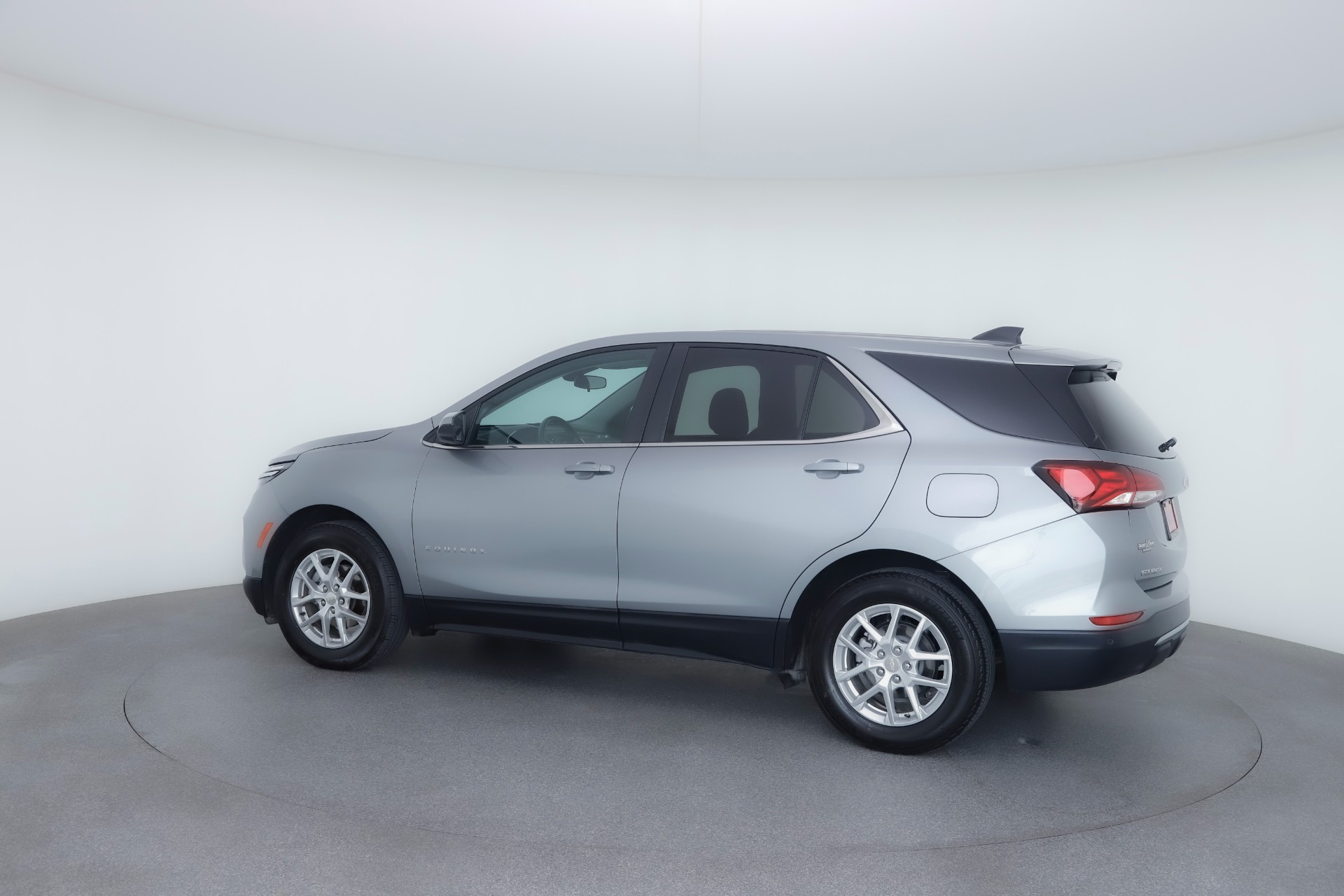 2024 Chevrolet Equinox LT photo 2