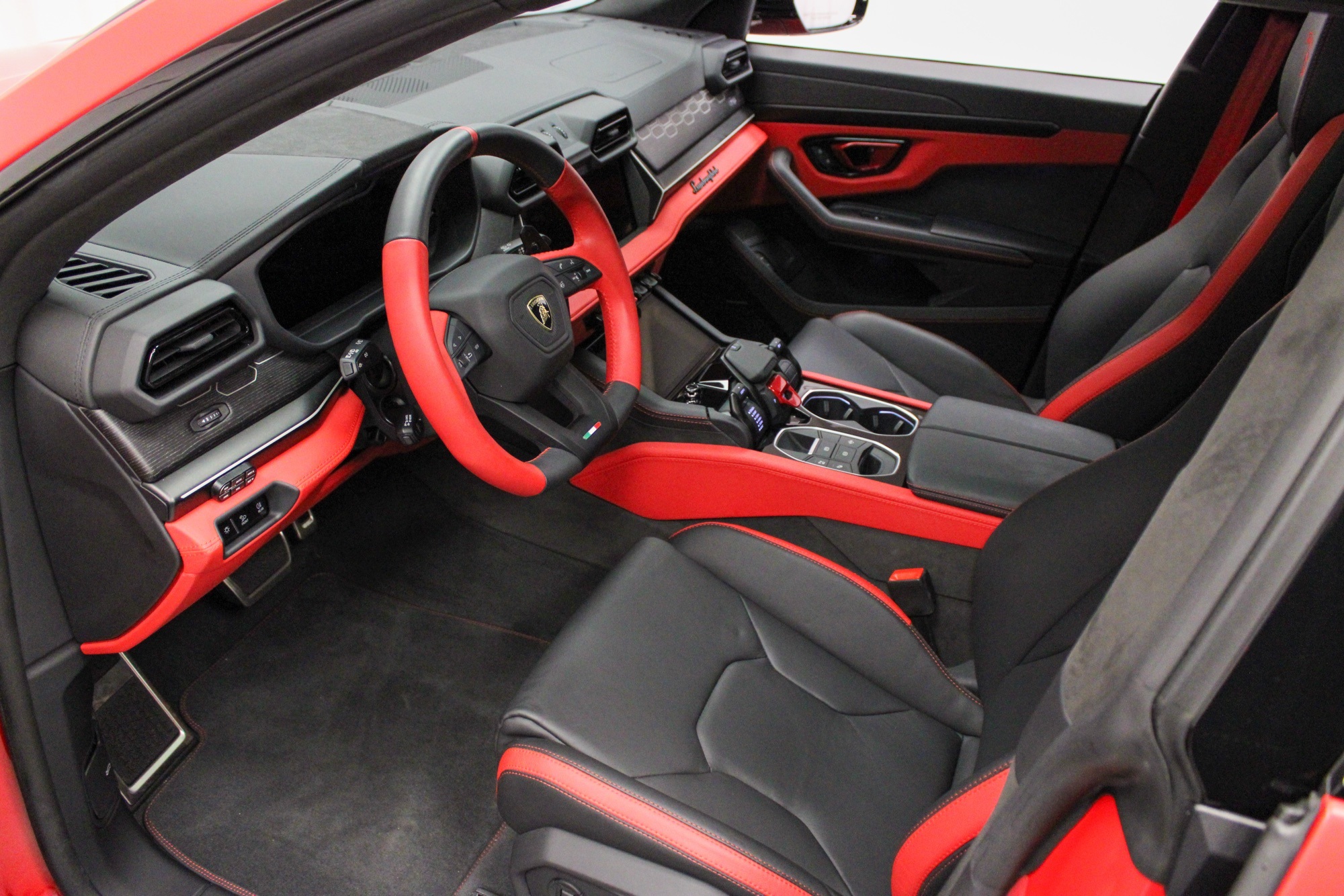 2025 Lamborghini Urus SE photo 18