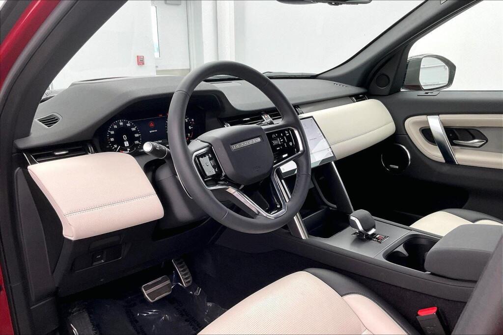 2025 Land Rover Discovery Sport Dynamic SE photo 2