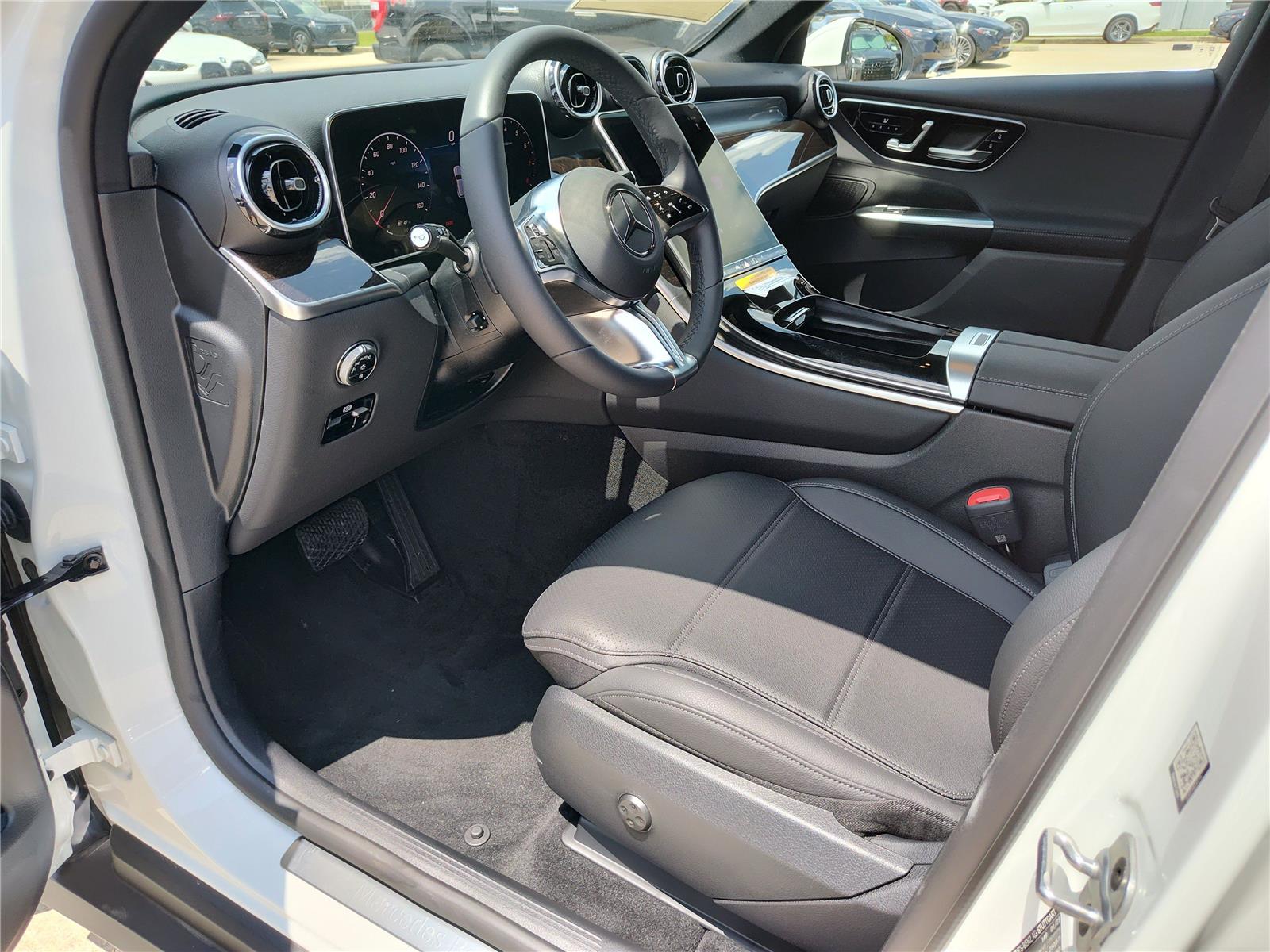 2025 Mercedes Benz GLC 300 photo 2