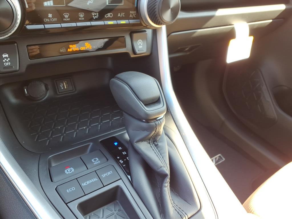 2025 Toyota RAV4 LE photo 18