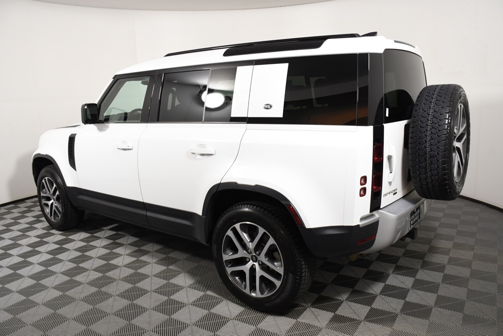2023 Land Rover Defender 110 SE photo 3