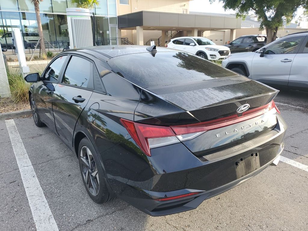 2023 Hyundai Elantra SEL photo 5