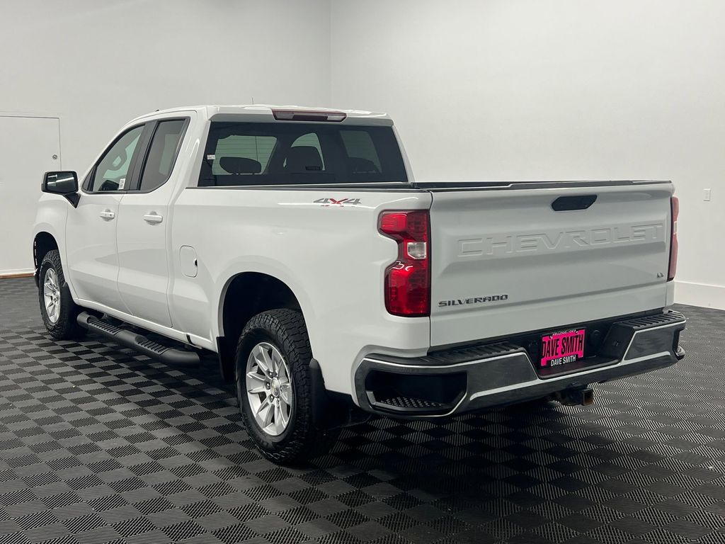 2020 Chevrolet Silverado 1500 LT photo 3