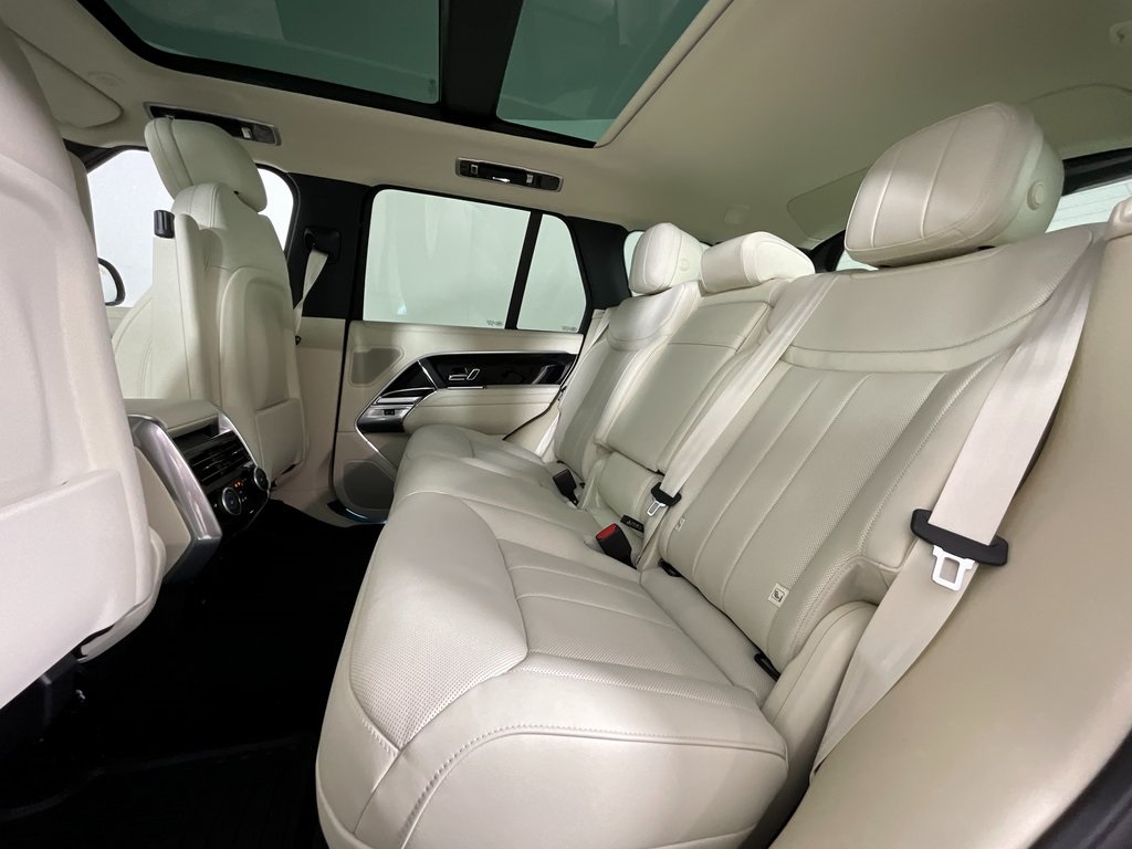 2025 Land Rover Range Rover SE photo 4