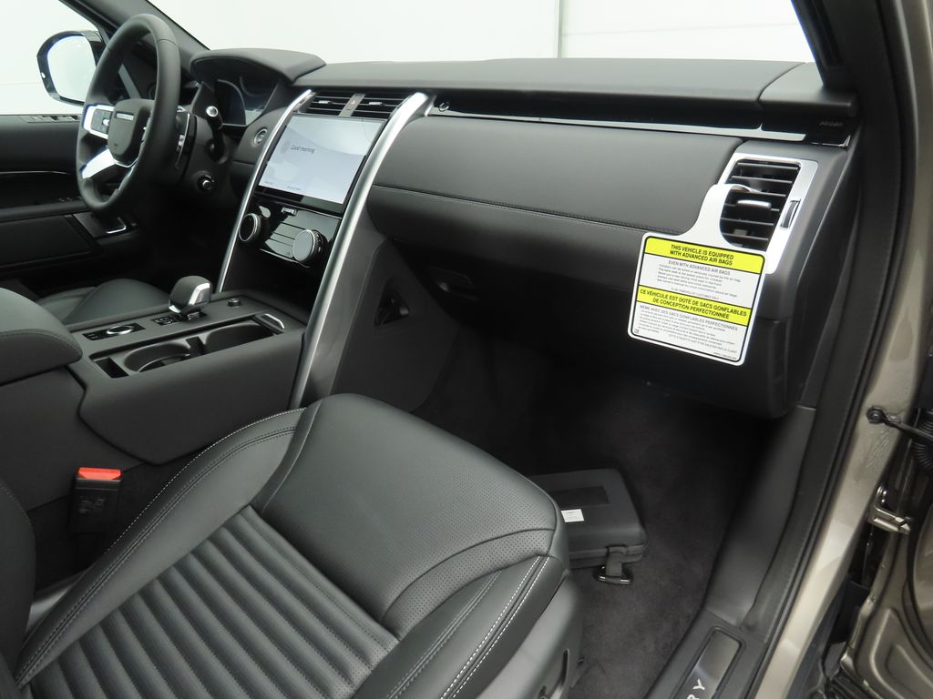 2025 Land Rover Discovery S photo 18