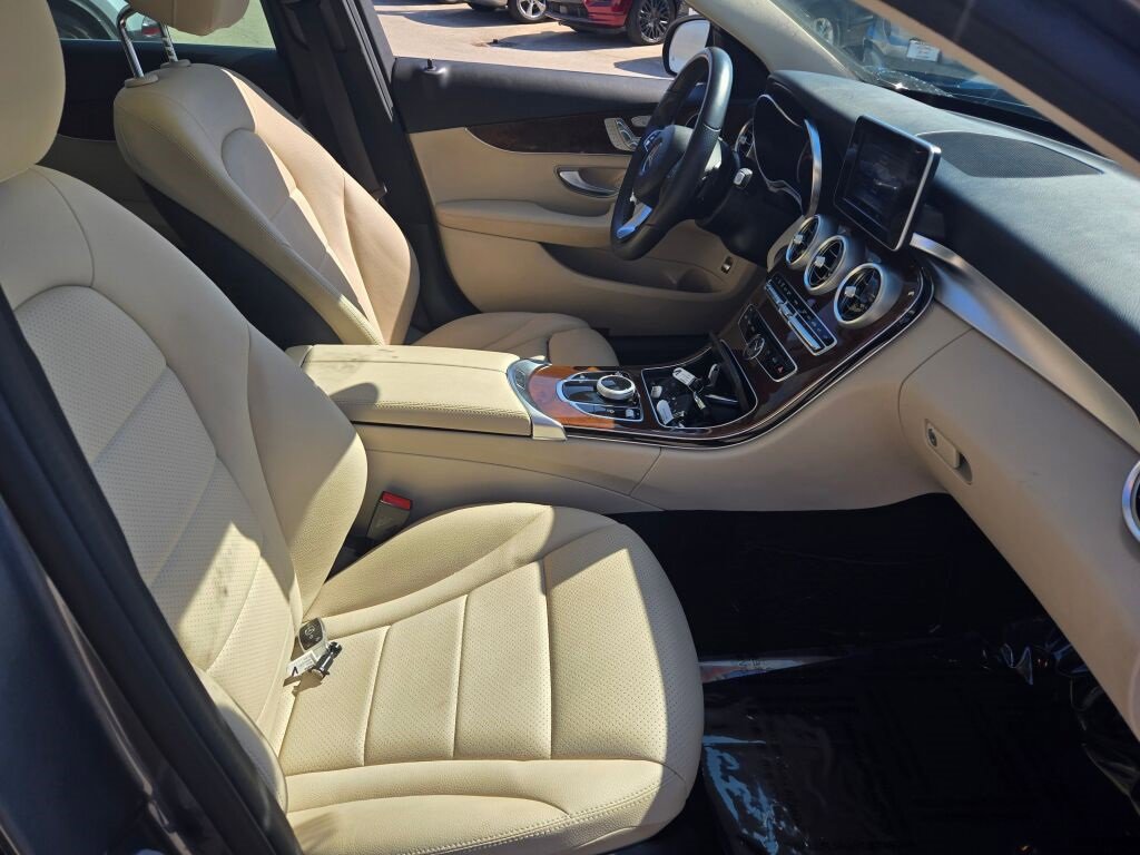2017 Mercedes Benz C 300 4MATIC Sedan photo 4