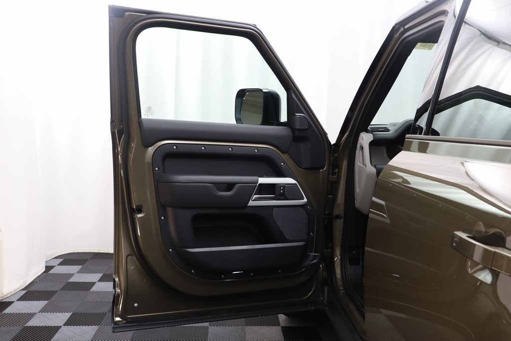 2024 Land Rover Defender 110 SE photo 6