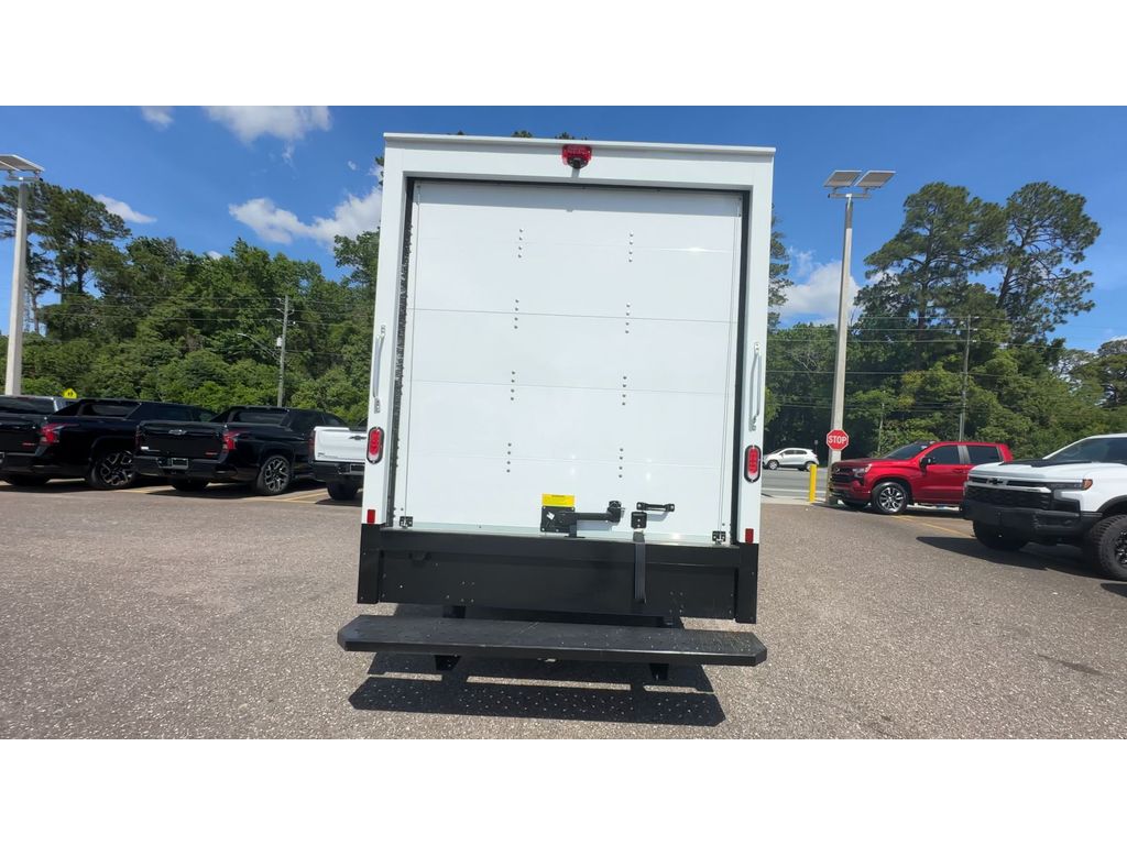 2025 Chevrolet Express Cutaway 3500 photo 2
