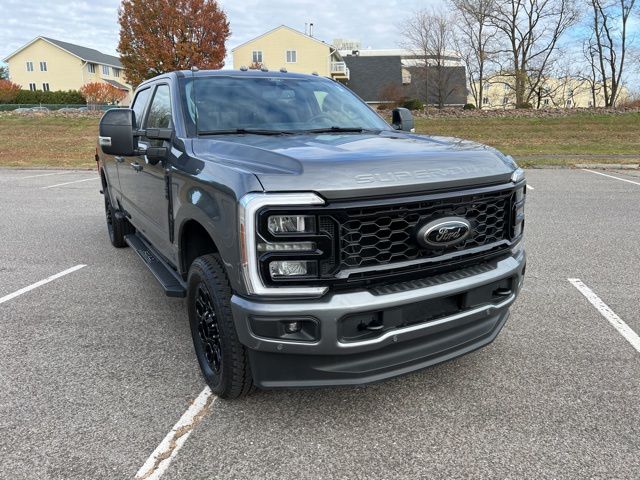 2025 Ford F-350 Super Duty Lariat's photo