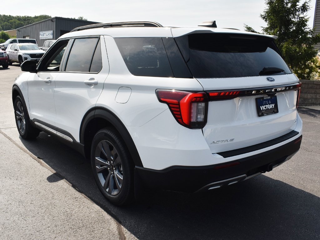 2025 Ford Explorer photo 3