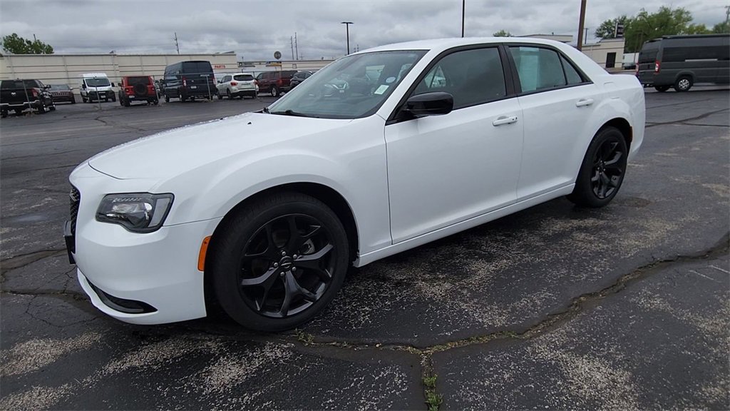2023 Chrysler 300 Touring photo 4