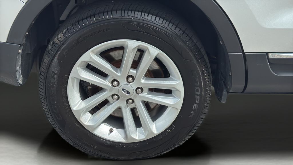 2015 Ford Explorer XLT photo 17