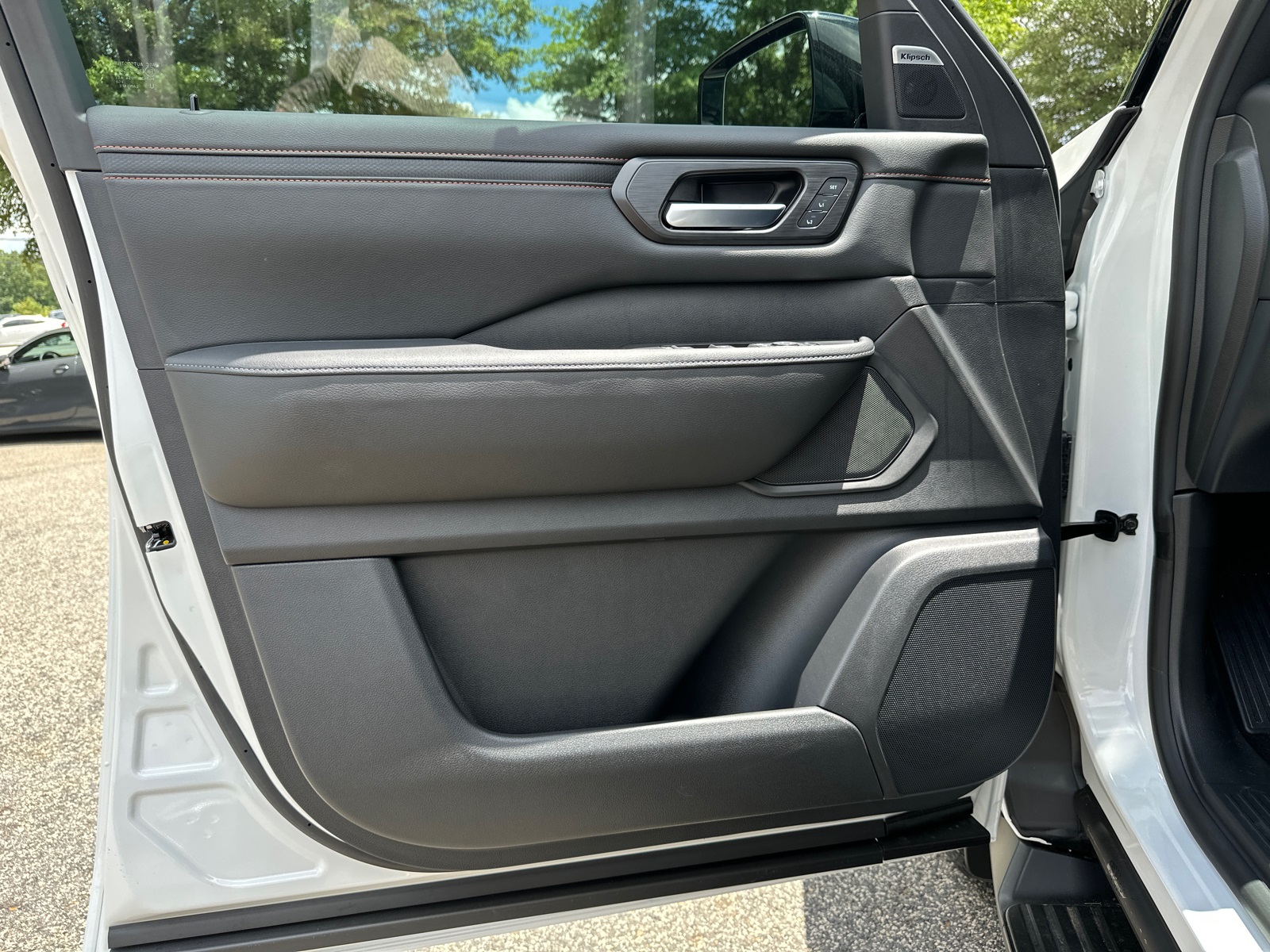 2025 Nissan Armada photo 8
